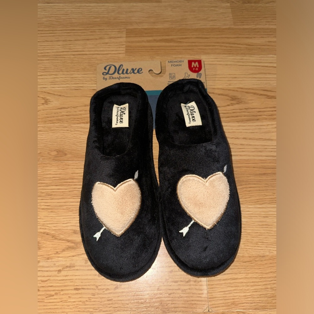 Women’s Heart Slippers Size M 7-8 New
